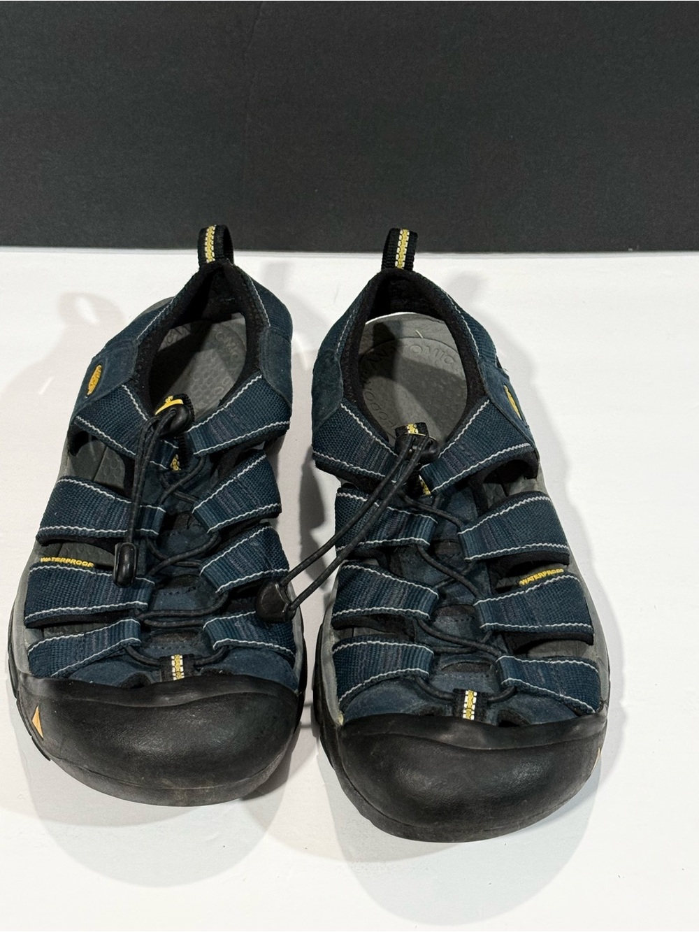 Keen sandals for men’s, closed toe, navy and black color, sz 9